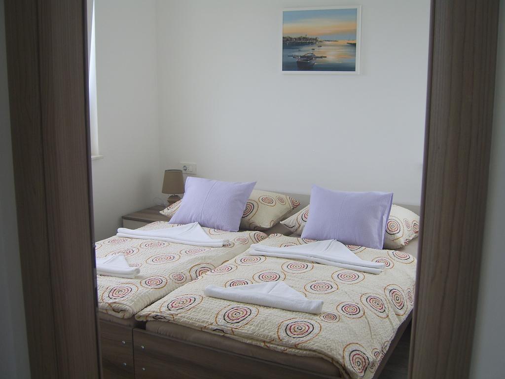 Apartments Villa Erik Рогозница Стая снимка